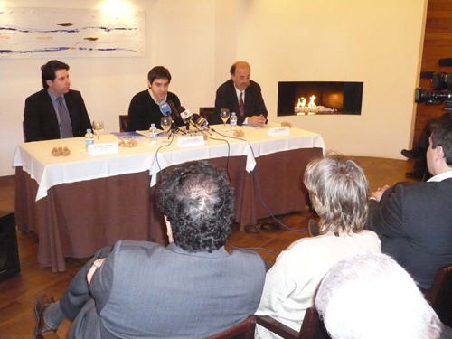 Representants de Cuina de l'Empordanet, Retecork i l'Institut Català del Suro en l'acte de signatura del conveni.
