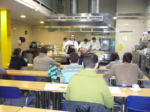Jordi Roca mostra als assistents a l'Aula Gastronòmica alguns dels seus trucs.