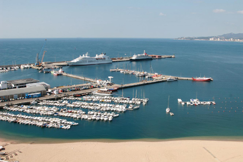 Imatge aèria de dos creuers turístics al port de Palamós.