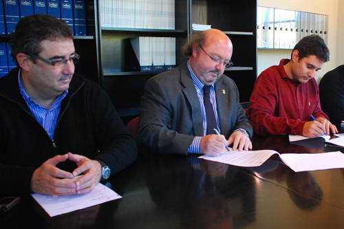 Moment de l'acte de signatura entre l'Ajuntament de Calonge i l'Associació de Comerciants del municipi.