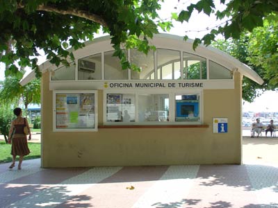 Imatge de l'Oficina d'Informació per als turistes, situada al Passeig del Mar.