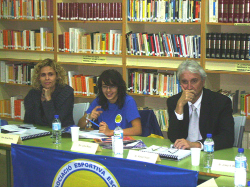 Anna Pruna i Rafel Niubó durant l'acte celebrat ahir a l'IES Palamós.