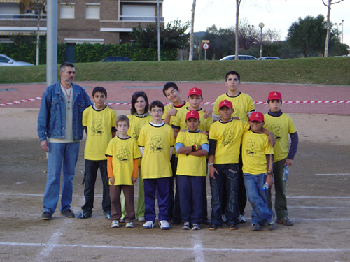 Jugadors palamosins de bitlles catalanes i el seu president, Pedro Igeño.