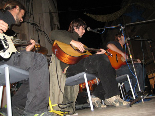 Imatge d'un dels concerts acústics que es van fer dissabte passat al carrer de la Roda.