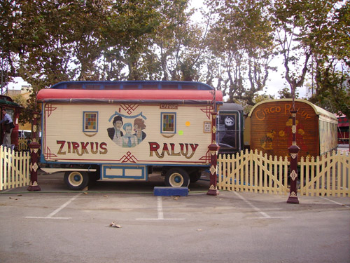 Una de les caravanes del circ Raluy, a l'antic camp de futbol del carrer de Cervantes.