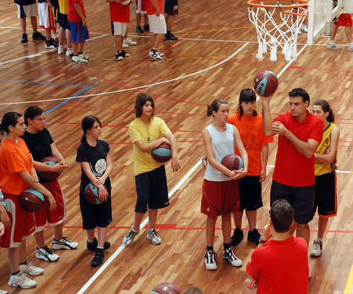 Xavi Fernández, ex-jugador del Barça en un Campus a Sant Hilari