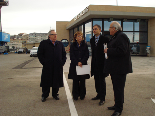 El delegat del Govern a Girona, Jordi Martinoy (el segon per la dreta) ha visitat avui el Port de Palamós.