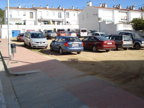 Espai diàfan de la urbanització Roca Brava on es construirà la nova plaça.