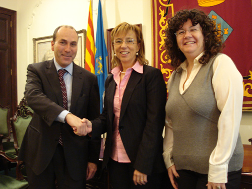 Instant de l'acord de col·laboració entre la Cambra de Comerç i l'Ajuntament de Palamós.