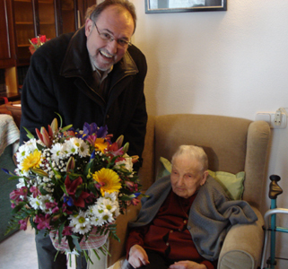 El regidor d’Acció Social i Ciutadania, Josep Palet, fa el lliurament del ram de flors a la palamosina Josepa Sureda.
