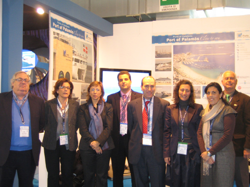 Els representants de Palamós davant l'estand del municipi a la fira de creuers de Venècia.