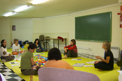 L'Espai Nadó té com a objectiu fomentar la relació entre adults i infants.