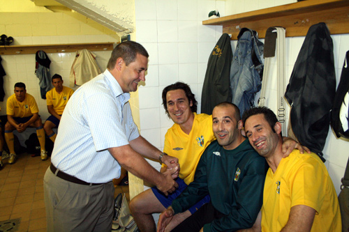 Carmelo, al costat de Bayona i Gallardo, rep la salutació del president, David Ferragut.