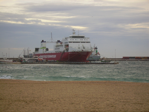 El regidor de Ciutadans de Palamós, Antoni Bachiller, defensa la presència al port dels vaixells de Trasmediterranea.