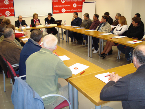 Un moment de la reunió informativa entre l'Ajuntament i els empresaris locals a la seu de la Cambra de Comerç.