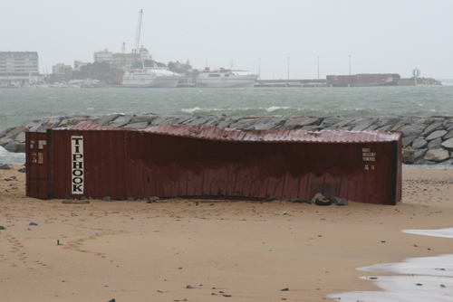 Imatge d'un contenidor del moll de Palamós i que el temporal va arrossegar fins a la platja de Sant Antoni.