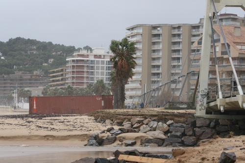 La platja que va de Sant Antoni fins a Torre Valentina està plena d'escorça d'arbre provinent del moll palamosí.