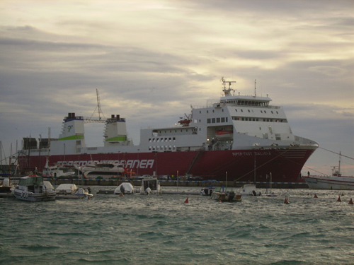 El 'Superfast Galizia' de la companyia Trasmediterranea quan estava al port de Palamós.