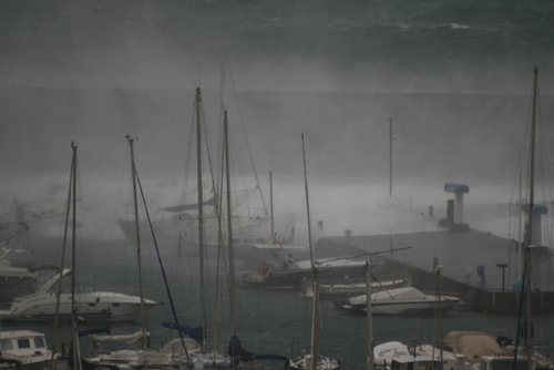El temporal va castigar fort el port Marina.