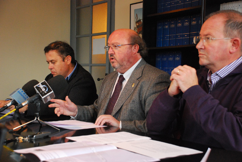 L'alcalde de Calonge, Jordi Soler, al centre, durant la roda informativa d'avui.