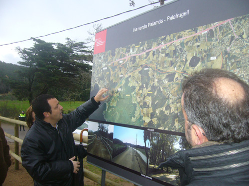 Un tècnic de la Generalitat explica el traçat de la via verda, dissabte passat.