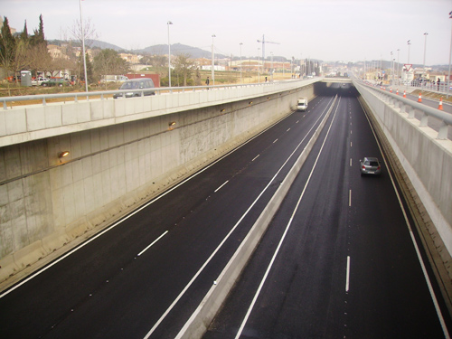 La carretera C-31 al seu pas pel nucli de Mont-ras.