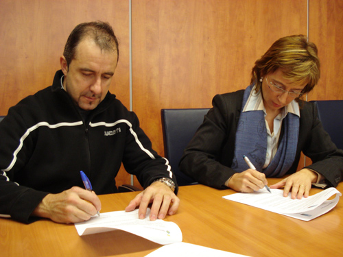 El president de l'Associació, Xavier Jabato, i l'alcaldessa Teresa Ferrés, ahir durant la firma del conveni.