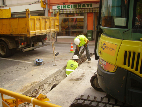 Operaris treballant en un carrer de Palamós, en una imatge d'arxiu.