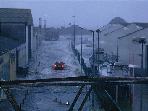 El vial del port, afectat pel temporal del passat 26 de desembre.