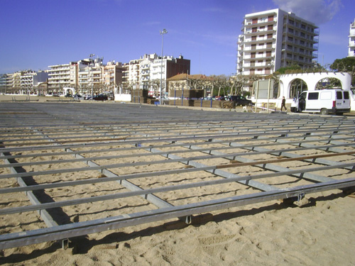 Primeres feines de muntatge de l'envelat, avui mateix.