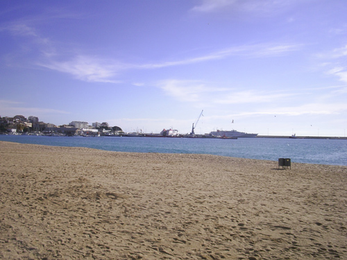 El port de Palamós, avui, amb un dels ferris de Trasmediterranea al fons.