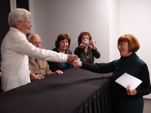 Carme Maristany lliura el xec a la presidenta d'AFATRAM, Elena Ordoyo.