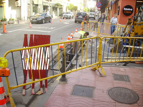 Obres en un carrer de Palamós.