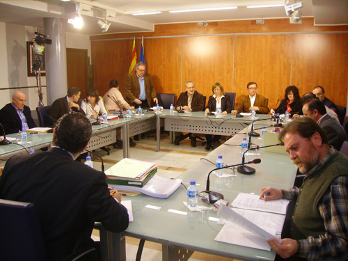 Imatge d'arxiu d'un Ple de l'Ajuntament de Palamós.