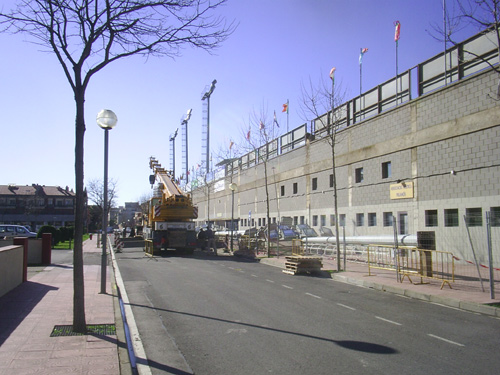 Tasques de retirada de les torres d'il·luminació del Nou Estadi, aquest matí.