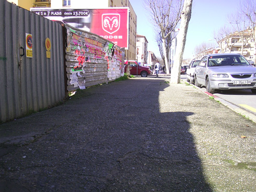 Una de les voreres sense fer, al costat del 'solar del xatarrero'.