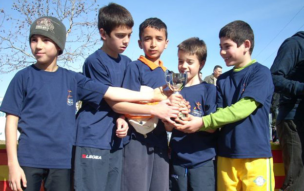 L'equip aleví de l'AA Palamós-Calonge-Sant Antoni, amb el seu trofeu.