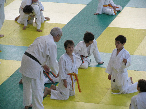 Mainada practicant judo.