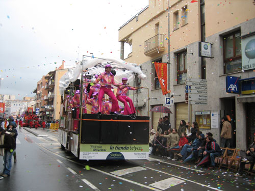 La rua de Carnaval, en una imatge d'arxiu, obliga a restringir el trànsit rodat.