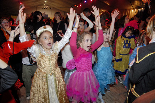 Mainada en el ball infantil a l'envelat. (Fotografia cedida per Josep Lois).
