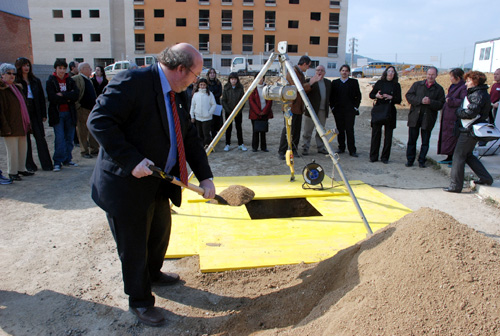 L'alcalde de Calonge i Sant Antoni, Jordi Soler, col·loca la primera pedra de la promoció.