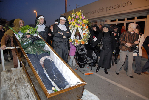 El seguici fúnebre de The King del Bosc. (Fotografia cedida per Josep Lois).