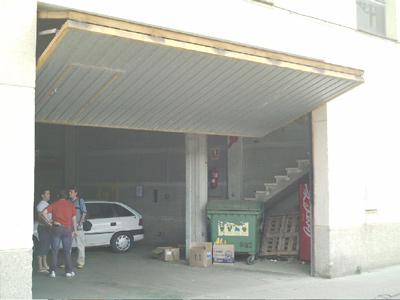 Els vehicles retirats per la grua es guarden en aquest magatzem.