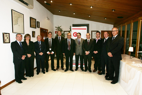 Els premiats, acompanyats de les autoritats. (Fotografia cedida per Francesc Serrat).