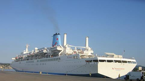 Un creuer de Thomson Cruises al port de PalamÃ³s, en una imatge d'arxiu.