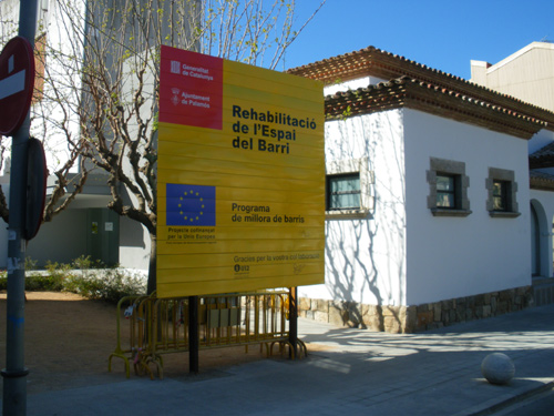 El rètol situat davant l'Espai del Barri.