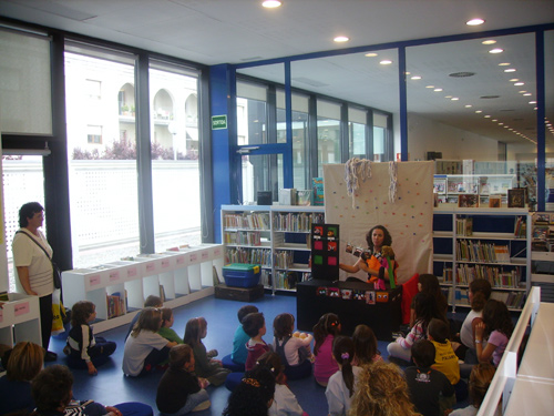Imatge d'arxiu de l'Hora del Conte, a la biblioteca municipal.