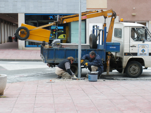 La brigada municipal d'obres reparava el fanal, aquesta mateixa tarda.