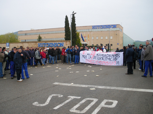 Els treballadors de Hutchinson Palamós, concentrats avui a la porta de la fàbrica.