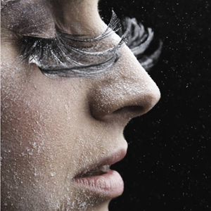 Imatge promocional de la cantant Névoa.